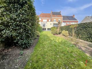 Gezellige stadswoning met garage en tuin. Deze woning omvat een inkomhal, dubbele beglaasde deur naar de woonkamer met eet-en zithoek, veranda...