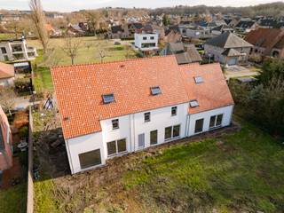 Prachtige nieuwbouwwoning in de Jan Breidelstraat, in het hart van Oostkamp!E-peil: max. E20 – Mobiscore: 8/10Deze landelijke woning maakt deel uit...