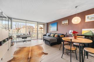 Moderne familieflat in een zeer verzorgde residentie met centrale en rustige ligging. Inkomhal met slaaphoek, ruime living uitgevend op een...