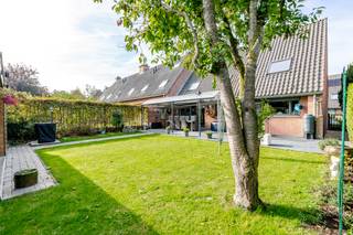 <p>Bent u op zoek naar een verzorgde gezinswoning met een gunstig EPC, zonnepanelen en een praktische indeling? Dan is deze woning uit 1987 aan de August De Batslaan 7 in Temse zeker een bezoek waard.</p>
<p>Via de inkomhal met gastentoilet komt u op het gelijkvloers terecht. Hier bevinden zich een ruime leefruimte en een <strong>afzonderlijke keuken</strong>, die voorzien is van de nodige functionaliteiten. Daarnaast beschikt de woning over een <strong>inpandige garage</strong>, wat zorgt voor extra comfort en praktische bergruimte.</p>
<p>Op de eerste verdieping bevinden zich <strong>drie volwaardige slaapkamers</strong> en een <strong>vierde, kleinere kamer</strong>. Deze extra ruimte is ideaal als bureau, dressing, hobbykamer of bergruimte. Verder is er een <strong>ruime badkamer</strong> aanwezig.</p>
<p>Via een zolderluik is er toegang tot de zolder, die bijkomende opbergruimte biedt.</p>
<p>Ook op energetisch vlak heeft deze woning heel wat troeven. De woning beschikt over een <strong>EPC-label B</strong> en is uitgerust met <strong>zonnepanelen</strong>. Bovendien geniet u nog gedurende <strong>5 jaar van groene stroomcertificaten ter waarde van €330 per 1.000 kWh</strong>, wat een mooie financiële meerwaarde vormt.</p>
<p>De woning is daarnaast <strong>asbestvrij</strong> en beschikt over een <strong>conforme elektrische installatie</strong>.</p>
<p>Een interessante gezinswoning die energiezuinigheid combineert met een praktische indeling en tal van extra troeven. <strong>Contacteer ERA voor meer informatie of plan vandaag nog uw bezoek!</strong></p>