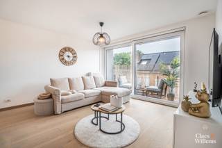 Welkom in dit goed onderhouden, recent (2018) instapklaar en energiezuinig (EPC A) appartement te Halle! Het appartement bevindt zich op de tweede verdieping. De gezellige open leefruimte laat veel natuurlijk licht binnen door het grote schuifraam, dat naar het terras leidt. De parallelkeuken is volledig voorzien van kwaliteitstoestellen, ideaal voor wie graag comfortabel kookt. Daarnaast vind je 2 slaapkamers, een praktische berging/waskot, een apart toilet en een moderne badkamer met wastafel en inloopdouche. Dit appartement is de ideale starterswoning / investeringswoning met het oog op de toekomst. Dichtbij alle voorzieningen, een carpool-parking naast het gebouw en naast belangrijke uitvalswegen. Mis je kans niet om dit appartement te bezichtigen en vraag nu je bezoek aan! We kijken ernaar uit jullie te verwelkomen.