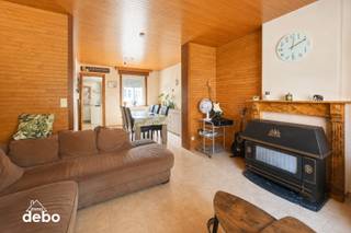 Op zoek naar een woning met veel potentieel op een gunstige ligging in Avelgem? Dan is deze gezinswoning zeker een bezoek waard.<br /><br />Bij het betreden van de woning komt u terecht in een aangename leefruimte met aansluitend de keuken. Verder op het gelijkvloers bevinden zich de badkamer, een praktische garage en een private staanplaats.<br />Achteraan geniet u van een gezellige tuin waar u in alle rust kunt ontspannen.<br /><br />Op de eerste verdieping zijn momenteel twee ruime slaapkamers aanwezig. De royale master bedroom kan, zoals oorspronkelijk voorzien, opnieuw worden opgesplitst zodat u opnieuw over drie volwaardige slaapkamers beschikt. Ideaal voor gezinnen of wie extra ruimte wenst.<br />Via een vaste trap bereikt u de zolderverdieping. Deze ruime zolder biedt tal van mogelijkheden en kan, mits de nodige afwerking, ingericht worden als extra slaapkamers, hobbyruimte of bureau.<br /><br /><br />Troeven van deze woning:<br />- Ruime garage en staanplaats<br />- Vaste trap naar een ruime zolder met uitbreidingsmogelijkheden<br />- Gezellige tuin<br />- Rolluiken aanwezig<br />- Zeer veel mogelijkheden<br /><br />Ideale woning voor gezinnen of handige kopers die op zoek zijn naar ruimte en potentieel<br />Interesse? Contacteer ons vandaag nog voor meer informatie of een bezoek en ontdek zelf de vele mogelijkheden die deze woning te bieden heeft.
