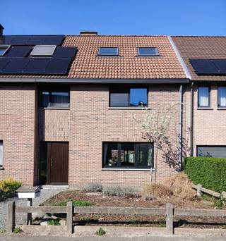 Prettig wonen net buiten de stad: huis met diepe tuin en zwemvijverZoek je een fijne plek vlakbij Mechelen-centrum, maar wil je wel graag een echte...