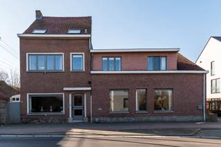 <p>Op een prachtig perceel van maar liefst 2.456 m², gelegen op een uiterst centrale locatie in Weerde, bevindt zich dit uitzonderlijke en multifunctionele pand. Dit bijzonder gebouw combineert op harmonieuze wijze kantoor- of commerciële ruimte, een ruime gezinswoning en een appartement met aparte ingang, wat het geheel bijzonder veelzijdig maakt.<br /><br />Langs de straatzijde bevindt zich de kantoor- of commerciële ruimte, bestaande uit drie afzonderlijke vertrekken en een sanitaire voorziening. Deze ruimte biedt tal van mogelijkheden voor vrije beroepen, praktijklokaal of kantooractiviteiten en staat in verbinding met de woning.<br /><br />De woning zelf beschikt over een charmante leefruimte, aansluitend op een volledig geïnstalleerde keuken met eethoek. Verder beschikt de woning over een praktische berg- en wasplaats, zes slaapkamers, een badkamer en een ruime (wijn)kelder, ideaal voor liefhebbers van wijn of als extra opslag.<br /><br />Langs de rechterzijde van het gebouw bevindt zich een aparte toegang tot het appartement, dat beschikt over één slaapkamer, een vernieuwde badkamer, een ruime leefruimte met geïnstalleerde keuken en een zuidgericht balkon. Dit appartement wordt momenteel verhuurd en vormt zo een interessante opportuniteit voor wie wonen en investeren wil combineren.<br /><br />De woning straalt karakter uit dankzij de diverse authentieke elementen die doorheen de jaren met zorg bewaard zijn gebleven. Het geheel werd steeds met liefde en respect voor het oorspronkelijke karakter onderhouden, wat zorgt voor een warme en unieke sfeer.<br /><br />Ook buiten geniet u van een uitzonderlijke leefkwaliteit. Het ruime perceel is een absolute zeldzaamheid op deze gegeerde A+ locatie, vlakbij openbaar vervoer, belangrijke verbindingswegen, scholen en winkels.<br /><br />De tuin is een ware oase van comfort, volledig ingericht om te genieten. U vindt er onder meer een zwembad, jacuzzi en een poolhouse met sauna. Dankzij de ideale oriëntatie geniet u hier zowel van de zachte ochtendzon als van lange, sfeervolle avonden in de ondergaande zon.<br /><br />Bent u klaar om deze unieke eigendom zelf te ontdekken?</p>
<p><br />Contacteer ons via 015 68 26 08 of info@imperiavastgoed.be voor meer informatie of een bezoek ter plaatse.</p>