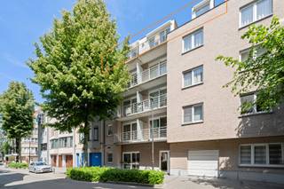 Luxueus en ruim duplexappartement met 3 slaapkamers in de residentie La Chalana, op de 4de en de 5de verdieping. Deze recente residentie (2008) is gelegen in het hart van Oostende: winkels, de haven en het station zijn op wandelafstand van het appartement. <br /><br />De inkomhal is uitgerust met ingemaakte kasten en is voorzien van een gastentoilet en een berging met aansluiting voor een wasmachine. De woonkamer is ruim en lichtrijk en geeft uit op het zonnig terras, waar u kunt genieten van het zicht op het Sint-Petrus- en -Paulusplein. Met de gashaard maakt u het extra gezellig in de winter. De open keuken is voorzien van alle hedendaags comfort met keramische kookplaat, koelkast, diepvries, oven, microgolfoven, en een vaatwasser. Op dezelfde verdieping vindt u tevens de master bedroom, voorzien van inbouwkasten, met ensuite badkamer met ligbad, toilet en dubbele wastafel. De ramen zijn voorzien van elektrische rolluiken.<br /><br />Met de trap kunt u naar de 5de verdieping, waar u de overige slaapkamers vindt. De 2de slaapkamer is zeer ruim, en heeft een aansluitende kamer die dienst kan doen als dressing of bureauruimte. Aansluitend vindt u de badkamer met inbouwkasten, wastafel en douche. Aan de andere kant van de nachthall vindt u de derde slaapkamer, opnieuw met eigen badkamer met douche, wastafel en inbouwkasten. In de nachthall vindt u nog een apart toilet.<br /><br />Individuele centrale verwarming op aardgas. Het appartement scoort goed op vlak van energiezuinigheid: EPC 108 kWh/(m² jaar), energielabel B. P-score D, G-score D. De elektrische installatie is conform.<br /><br />Het gebouw is voorzien van een fietsenstalling, een vuilnislokaal en een ruime lift. Het is mogelijk om een garagebox aan te kopen (mits meerprijs) of te huren in het gebouw.<br /><br />Vraag vandaag nog uw bezoek aan van dit prachtig appartement.