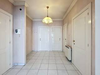 <p><span>Appartement in het centrum van Roeselare</span></p><p><span> </span></p><p><span>Bent u op zoek naar een ruim en lichtrijk appartement op een toplocatie in het centrum van Roeselare? </span></p><p><span>Dan is dit appartement zeker iets voor u.</span></p><p><span> </span></p><p><span>U wordt verwelkomd in een ruime inkomhal. Het appartement beschikt over 2 grote slaapkamers, voorzien van rolluiken, een apart toilet en een badkamer uitgerust met een dubbele lavabo en inloopdouche.</span></p><p><span>De ruime leefruimte geniet dankzij de vele ramen van een uitzonderlijke lichtinval en creëert een aangename, open sfeer. </span></p><p><span>Aansluitend bevindt zich de volledig uitgeruste keuken, voorzien van alle toestellen en maar liefst 2 koelkasten.</span></p><p><span>Verder beschikt het appartement over een praktische en ruime berging en terras achteraan.</span></p><p><span>Een extra troef is de garage met elektrische poort, voorzien van verlichting en elektriciteit. Optioneel bij te huren voor 80.00</span></p><p><span> </span></p><p><span>Prijs: 700/maand + 75.00 voorschot syndic en water + garage 75.00/maand</span></p><p><span> </span></p><p><span>Ideaal voor wie comfortabel en centraal wil wonen in het hart van Roeselare.</span></p>