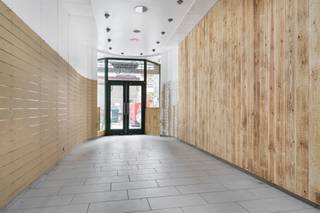 <p><span>Charmant en veelzijdig handelspand in hartje stad</span></p><p><span>Dit super goed gelegen winkelpand beschikt over een handelsgelijkvloers van </span><span>48 m²</span><span> met achteraan een praktische bergruimte en toilet. Dankzij de open indeling leent de ruimte zich uitstekend tot diverse handelsactiviteiten.</span></p><p><span>Op de </span><span>eerste verdieping</span><span> bevindt zich een royale ruimte van </span><span>44 m²</span><span>, voorzien van een basiskeuken. Deze etage kan perfect ingericht worden als bureau, workshopruimte of zelfs een gezellige leefruimte.</span></p><p><span>De </span><span>tweede verdieping</span><span> is ingedeeld in twee aparte kamers, met een badkamer (douche, lavabo en toilet) en een klein terrasje, ideaal om even tot rust te komen.</span></p><p><span>Wat dit pand zo bijzonder maakt, is de </span><span>authentieke charme</span><span> die het uitstraalt: hoge ramen die veel licht binnenlaten, een warme uitstraling en een indeling die uitnodigt tot creatief gebruik. Het pand combineert functionaliteit met karakter, waardoor het zich vlot laat aanpassen aan uiteenlopende concepten.</span></p><p><span>Bovendien ligt het in een levendige winkel-wandelstraat die fungeert als verbindingsweg naar de </span><span>Botermarkt, de Grote Markt en de Bruul</span><span> een toplocatie die zowel locals als passanten aantrekt.</span></p><p><span>Opmerking:</span><span> uitbating in de horeca is niet toegelaten.</span></p>