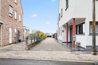 Deze 4 verhuurde garageboxen vormen een zorgeloze, toekomstgerichte investering, met een bruto rendement van 4,05%. De oprit werd volledig...