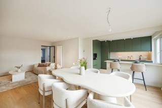 Recent gerenoveerd appartement met drie slaapkamers te Deurne! <br /><br />Het appartement gelegen op de tweede verdieping werd in 2026 volledig gerenoveerd met kwalitatieve materialen en bevindt zich in een kleinschalig gebouw met slechts drie wooneenheden. <br /><br />Via de inkomhal komt u in de lichtrijke leefruimte met een open keuken volledig uitgerust met toestellen.<br /><br />Via de hal bereikt men de drie slaapkamers van ca. 14m², 10m² en 8m².<br /><br />De moderne badkamer beschikt over een ruime inloopdouche met regendouche, lavabo en toilet.<br /><br />Ten slotte zijn er ook nog twee privatieve kelderbergingen mee inbegrepen.<br /><br />Belangrijkste troeven:<br /><br />- Volledig gerenoveerd in 2026<br />- Kwalitatieve afwerking en materialen<br />- Kleinschalig gebouw met slechts 3 appartementen<br />- Voorzien van zonnepanelen<br /><br />98m² bewoonbare oppervlakte (cfr EPC).<br /><br />Wenst u een bezoek of meer informatie? Dan kan u ons steeds contacteren via info@dvarealestate.be of via 03/297.00.00.