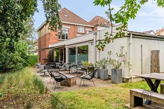 Topgelegen investeringspand bestaande uit een verhuurd handelspand en een appartement, gelegen op een ruim perceel van +/- 1.200 m²...