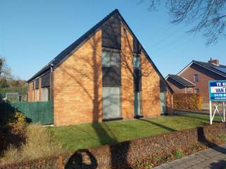 <p><span>Zeer mooi en rustig gelegen vrijstaande woning op een perceel van 721 m², gelegen op de rand van Mol, in de geliefde wijk Ginderbuiten.</span></p><p><span>Indeling:</span></p><p><span>Gelijkvloers: ruime inkomhal met trap, gastentoilet, gezellige woonkamer, volledig ingerichte keuken met aangrenzende koele berging, en een inpandige garage.</span></p><p><span>Verdieping: drie slaapkamers, een comfortabele badkamer en extra bergruimte.</span></p><p><span>Deze woning biedt een uitstekende ligging met een vlotte verbinding naar het station, openbaar vervoer en scholen. </span></p><p><span>Een ideale gezinswoning op een rustige maar bijzonder bereikbare locatie!</span></p><p><span> </span></p>