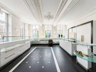 INTERESSANTE OPBRENGSTEIGENDOM MET HANDELSPAND EN 2 APPARTEMENTEN op een TOPLIGGING IN HET STADSCENTRUM VAN OUDENAARDE. Het gelijkvloers omvat een POLYVALENTE HANDELSRUIMTE met GROTE RAAMPARTIJEN EN UITSTEKENDE VISIBILITEIT, geschikt voor diverse beroepsdoeleinden. Op de eerste verdieping bevindt zich een appartement met ruime woonkamer, slaapkamer, berging en te renoveren keuken en badkamer. Via een APARTE INKOM bereikt u het tweede DUPLEXAPPARTEMENT op de tweede en derde verdieping. Daarnaast is er kelderberging aanwezig. De combinatie van HANDEL EN 2 WOONENTITEITEN, de CENTRALE LIGGING en het VERHUURPOTENTIEEL maken dit pand een aantrekkelijke INVESTERING IN HET CENTRUM VAN OUDENAARDE.<br /><br /><strong>Adres: </strong>Broodstraat 35 te Oudenaarde<br /><br />G-score en P-score c, Geen renovatieverplichting van toepassing, bestuursmaatregelen in maatregelenregister: Nee
