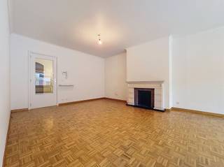 INSTAPKLAAR appartement (90m²) met 2 slaapkamers op wandelafstand van de Grote Markt te ROESELARE Indeling : mooie inkom met vestiaire, gastentoilet,...
