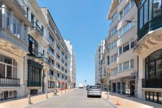 - Portail automatique,<br />- Pas d'ascenseur,<br />- Résidence bien entretenue,<br />- Situation très centrale.<br /><br />Cet emplacement est situé dans la célèbre résidence "Atlantic" à deux pas de la plage.<br /><br /><br />Plus d'informations et visites<br />Immo De Beus 059 510 300<br /> 