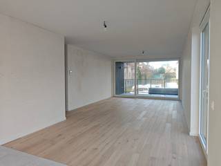 Residentie Les Moineaux is een nieuwbouwproject centraal gelegen tussen de Zeedijk en de winkelstraat van Koksijde-Bad. De moderne uitstraling van het gebouw komt volledig tot zijn recht in het straatbeeld. Alle appartementen zijn bijna energie neutraal en worden geothermisch verwarmd.<br /><br />Het appartement bevindt zich op het eerste verdiep en werd op plan ingedeeld als volgt:<br />Inkom, apart toilet, badkamer, 2 slaapkamers, leefruimte met open keuken en berging, 2 terrassen.<br /><br />Verplicht aan te kopen staanplaats en kelderberging, niet in de prijs inbegrepen.<br /><br />Appartement: 105m²<br />Terras: 16m²