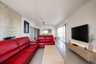 <p><span>Informatie &amp; bezoeken: </span><span>anastasia.s@weinvest.be</span><span> | 02 315 77 22</span></p>
<p><span>Ontdek dit prachtige appartement met 3 slaapkamers, gelegen op de 19de verdieping van een uitstekend onderhouden mede-eigendom in Jette.</span></p>
<p><span>De ligging is een absolute troef: op wandelafstand van winkels, scholen, parken en alle dagelijkse voorzieningen. Dankzij de nabijheid van tram-, bus- en metroverbindingen geniet u van een uitstekende bereikbaarheid. Bovendien zorgen de vlotte aansluiting op de Brusselse Ring en de tunnels voor een snelle verbinding naar het stadscentrum en de belangrijkste invalswegen.</span></p>
<p><span>Bij het betreden van het appartement wordt u meteen gecharmeerd door de ruime volumes, de overvloedige lichtinval en de uitstekende staat van onderhoud. Het appartement beschikt over drie mooie slaapkamers, tal van opbergmogelijkheden en een praktische wasruimte, wat garant staat voor optimaal wooncomfort.</span></p>
<p><span>De twee ruime terrassen vormen een verlengstuk van de leefruimte en bieden een prachtig vrij uitzicht over Brussel, ideaal om volop te genieten van zonnige dagen of het indrukwekkende panorama.</span></p>
<p><span>Een extra troef is dat het appartement volledig gemeubeld wordt verkocht met kwalitatief maatwerkmeubilair, ontworpen om elke ruimte optimaal te benutten. Ideaal voor wie onmiddellijk wil intrekken of op zoek is naar een zorgeloze investering.</span></p>
<p><span>Een afgesloten garagebox is beschikbaar voor een meerprijs van € 30.000 en biedt extra comfort in deze gegeerde buurt.</span></p>
<p><span>EPC: C – CO₂-uitstoot: 29 kg/m²/jaar – Primair energieverbruik: 150 kWh/m²/jaar.</span></p>
<p><span>Een appartement dat comfort, functionaliteit en een topligging perfect combineert. Zeker een bezoek waard!</span></p>
<p><span>Neem vandaag nog contact met ons op om een bezoek te plannen! Ontdek al onze exclusieve panden op WEINVEST.BE.</span></p>
<div><hr /></div>
<h1></h1>