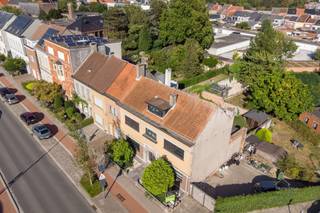 <h3><span>Vente : Maison de maître très spacieuse avec 6 chambres, bureau et piscine</span></h3><p><span>Vous êtes à la recherche d'un </span><span>manoir majestueux et exceptionnellement spacieux</span><span> avec de nombreuses possibilités ? alors cette propriété unique pourrait être votre prochaine maison ou espace de pratique !</span></p><h4><span>Caractéristiques</span></h4><ul><li><span> </span><span>6 chambres de taille normale</span><span>, idéales pour une grande famille ou pour ceux qui souhaitent un espace supplémentaire pour leurs invités.</span></li><li><span> </span><span>Possibilité de créer une deuxième salle de bain</span><span> à votre goût.</span></li><li><span> </span><span>Bureau séparé et très spacieux</span><span> parfait pour les professions libérales, bureau à domicile ou espace de pratique.</span></li><li><span> </span><span>Agréable jardin avec piscine</span><span> pour profiter et se détendre en toute intimité.</span></li><li><span> Les éléments authentiques et les hauts plafonds donnent une impression de luxe et de charme.</span></li></ul><h4><span>Avantages</span></h4><ul><li><span>Grande </span><span>surface habitable</span><span> et agencement pratique.</span></li><li><span>Combinaison de la vie & et du travail sous un même toit.</span></li><li><span>Situation centrale et facile d'accès.</span></li></ul><h4><span>Idéal pour :</span></h4><ul><li><span>Les familles nombreuses</span></li><li><span>Les générations qui vivent ensemble</span></li><li><span>Les professions libérales (médecin, avocat, architecte, thérapeute, )</span></li><li><span>Les personnes qui aiment combiner espace et confort</span></li></ul><p><span> </span></p><p><span>Conseils gratuits avec évaluation gratuite de votre bien <br />N'hésitez pas à nous contacter ! </span></p><p><span> </span></p><p>Sven<span><span>Peeters<br />Sven</span></span><span>@home4you.be<br />+32 478 24 08 53<br />7/7 disponible</span></p>