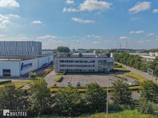Op een uitstekende en strategische zichtlocatie in industriezone TTS te Temse, vlak langs de E17, bevindt zich dit ruime kantoorgebouw met een totale bruikbare vloeroppervlakte van ca. 1.871 m2, verdeeld over drie volwaardige verdiepingen. Het geheel is gelegen op een ruim perceel van 4.173 m2 en beschikt over ruime parkeermogelijkheden (56 parkeerplaatsen). De prominente ligging langs de E17 staat garant voor een uitstekende bereikbaarheid en uitzonderlijke visibiliteit, waardoor uw onderneming hier letterlijk in het oog springt. Een commercieel voordeel voor bedrijven die hun professionele uitstraling en bereikbaarheid willen combineren. Het gebouw beschikt momenteel over een grotendeels vrije en aanpasbare indeling, waardoor de ruimtes volledig kunnen worden afgestemd op de specifieke noden en uitstraling van uw onderneming. Deze flexibiliteit biedt bovendien tal van mogelijkheden voor een eigentijdse en representatieve kantooromgeving. Ter inspiratie werden enkele visualisaties toegevoegd die een mogelijke toekomstige invulling weergeven. De combinatie van de strategische ligging, de ruime oppervlakte, het royale terrein, de parkeermogelijkheden en de hoge visibiliteit maakt dit een bijzonder interessante opportuniteit voor ondernemers en investeerders. Kortom een uitzonderlijke kans om uw onderneming te vestigen op een absolute zichtlocatie langs de E17 in Temse.