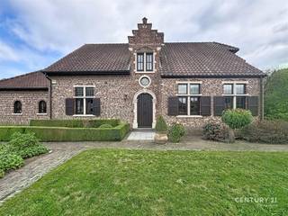 <p>Deze karaktervolle villa bevindt zich op een groen domein van ruim één hectare. De architecturale gevel en houten luiken geven de woning een uitgesproken landelijke uitstraling.</p><p>Binnen omvat de woning een grote leefruimte, uitgeruste keuken, bureau, badkamer, bergruimte en een kelder die onder de hele woning doorloopt. Op de eerste verdieping bevinden zich drie slaapkamers, een badkamer, wasplaats en een zolder die nog zelf af te werken is.</p><p>De aangelegde tuin geeft zicht op de aansluitende open weide met omliggende natuur. De eigendom beschikt daarnaast over drie garageplaatsen en parkeergelegenheid voor verschillende wagens.</p><p>Ideaal voor wie landelijk wil wonen, veel (opberg)ruimte zoekt en tegelijk vlot bereikbaar wil blijven.</p><p>Met een EPC-score van 293 kWh/m² per jaar behaalt de woning label C.</p><p>Wil je deze landelijke villa zelf ontdekken? Contacteer ons via 016 90 10 21 of info@future-home.be.</p><p>Woongebied, Vergunning, Verkavelingsvergunning, Geen dagvaarding, Voorkooprecht</p>