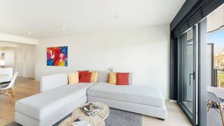 Dit prachtig appartement is centraal gelegen in Knokke, in de Piers de Raveschootlaan, en geniet van mooie open zichten over de tegenoverliggende villa’s. Dankzij de uitstekende ligging bevinden winkels, voorzieningen en het strand zich op wandelafstand. Het appartement beschikt over twee volwaardige slaapkamers, elk voorzien van een eigen badkamer, wat zorgt voor optimaal comfort en privacy. Bovendien heeft het appartement een gunstig EPC-label A, wat garant staat voor energiezuinig wonen.<br /><br />Indeling:<br />Via de inkomhal met gastentoilet en praktische bergruimte komt u in de aangename en lichtrijke woonkamer met open zichten. Vanuit de leefruimte heeft u toegang tot het eerste terras aan de voorzijde. Aansluitend bevindt zich de open, volledig ingerichte keuken, uitgerust met alle nodige comfort.<br /><br />Aan de achterzijde van het appartement liggen twee ruime slaapkamers, die elk beschikken over een eigen douchekamer. Zowel voor- als achteraan is er een ruim terras, groot genoeg om comfortabel een tafeltje te plaatsen en te genieten van de buitenlucht.<br /><br />Het appartement is mooi afgewerkt, met parketvloeren in de woonkamer en ingemaakte kasten in de slaapkamers, wat zorgt voor een stijlvolle en praktische woonomgeving.<br /><br />Extra troeven:<br />- Privatieve bergruimte in het gebouw inbegrepen in de prijs<br />- Gemeenschappelijke fietsenberging ter beschikking van de bewoners<br /><br />Bezoeken? Graag na afspraak met Willem Cauwels 📞 050 89 27 70