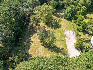 Uitzonderlijke bouwgrond van 4.053 m² op toplocatie in Schilde<br /><br />Op een absolute toplocatie in één van de meest gegeerde buurten van Schilde bevindt zich deze unieke bouwgrond van 4.053 m². Een zeldzame opportuniteit voor wie een exclusieve droomwoning wil realiseren in een groene en bijzonder rustige omgeving.<br /><br />Het perceel combineert ruimte, privacy en uitstekende bouwmogelijkheden en geniet dankzij de ligging aan bosgrond van een uitzonderlijk gevoel van rust en natuur.<br /><br />Troeven van het perceel:<br />• Ruime oppervlakte: 4.053 m² <br />• Breedte: ca. 55 meter <br />• Diepte: ca. 75 meter <br />• Zuidwestelijke oriëntatie met zon vanaf de namiddag tot ’s avonds <br />• Achterzijde grenzend aan bosgrond voor maximale privacy <br />• Rustige en sfeervolle straat met slechts één directe buurzijde <br />• Eén van de laatste beschikbare bouwgronden in Schilde <br /><br />Bouwmogelijkheden volgens vernieuwd RUP (sedert juni 2026):<br />• Bouwvlak tot 45 meter diep vanaf de rooilijn <br />• Mogelijkheid tot 500 m² overdekte bebouwde oppervlakte <br />• Extra mogelijkheid tot 10% verharding van de grondoppervlakte <br /><br />Het perceel is volledig bouwklaar en reeds voorzien van:<br />• Degelijke omheining <br />• Toegangspoort <br />• Aangeplante randen voor extra groen en privacy <br />• Open karakter dankzij de beperkte aanwezigheid van bomen op het perceel zelf <br /><br />Een uitzonderlijke kans voor wie op zoek is naar een ruime bouwgrond met maximale ontwerpvrijheid, waar architectuur, natuur, rust en exclusiviteit samenkomen.<br /><br />* Mogelijkheid tot aankoop van de achterliggende bosgrond van één van de buren, wat bijkomende privacy en een nog grotere verbondenheid met de natuur kan creëren.<br /><br />Voor meer informatie of een persoonlijke rondleiding op dit unieke perceel nodigen wij u graag uit om contact met ons op te nemen met Sigalit via Sigalit@reds.be of op 0475668474