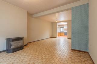 <h3><span>Leuke starters- gezinswoning met 3 slaapkamers, garage voor 3 auto's en gezellige tuin nabij centrum Appels</span></h3><p><span> </span></p><p><span>Bent u op zoek naar een degelijk gebouwde gezinswoning die u volledig naar eigen smaak kan opfrissen of renoveren? Dan is deze goed onderhouden woning beslist een bezoek waard!</span></p><p><span>Dankzij haar uitstekende ligging geniet u van een vlotte bereikbaarheid met scholen, winkels, openbaar vervoer en het centrum van Dendermonde op slechts enkele minuten afstand.</span></p><p><span> </span></p><p><span>De woning beschikt over een gevelbreedte van 8.75 meter en biedt verrassend veel mogelijkheden. Via de ruime inkomhal bereikt u de aangename leef- en woonruimte aan de voorzijde van de woning. </span></p><p><span>Aansluitend bevindt zich de keuken die doorgang biedt naar de grote garage. Achteraan vindt u nog een badkamer en een berging/wasplaats. Vanuit de keuken heeft u rechtstreeks toegang tot het terras en de verzorgde, gezellige tuin. Dankzij de gunstige zuidoostelijke oriëntatie geniet u hier van de zonnige dagen en kunt u tijdens warme zomeravonden heerlijk ontspannen.</span></p><p><span> </span></p><p><span>Op de eerste verdieping bevinden zich twee volwaardige slaapkamers.</span></p><p><span>Via een vaste trap bereikt men de zolderverdieping die kan dienen als derde slaapkamer. </span></p><p><span> </span></p><p><span>Extra troef</span><span>: deze woning komt in aanmerking voor het verlaagde registratierecht van 2% bij aankoop als enige eigen woning (onder voorbehoud van de geldende regelgeving).</span></p><p><span> </span></p><p><span>Een ideale woning voor wie op zoek is naar een uitstekende ligging en de mogelijkheid om een woning volledig naar eigen wensen te moderniseren.</span></p><p><span>Wees er snel bij!</span></p><p><span> </span></p><p><span>Meer informatie of een bezoek ter plaatse? T. 052 55 55 55 - <span>info@immotwins.be</span></span><span> - <span>www.immotwins.be</span></span><span> </span></p>
