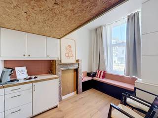 Cette maison exceptionnellement spacieuse située sur Rooigemlaan se distingue par son aménagement intelligent et flexible sur plusieurs étages.<br /><br />Le cœur de la maison se trouve au rez-de-chaussée : un coin salon confortable et une salle à manger spacieuse attenante pouvant accueillir une grande table à manger, combinés à la cuisine.<br /><br />Les chambres sont situées aux étages supérieurs. La maison dispose de trois chambres complètes qui utilisent une salle de bain centrale et chacune possède son propre lavabo. La quatrième chambre est un atout particulier : elle est aménagée comme une suite duplex indépendante répartie sur deux étages, avec sa propre salle de bain privée. Cela rend la maison idéale pour une famille nombreuse, un adolescent en quête d'intimité ou une combinaison avec une salle de loisirs.<br /><br />Une solution contemporaine a été retenue pour le confort climatique : chaque chambre dispose de son propre module de climatisation sur pompe à chaleur air-air. Cela vous permet de refroidir efficacement les pièces en été et de les chauffer rapidement en hiver.<br /><br />Enfin, l'emplacement sur Rooigemlaan est très pratique. Vous vivez à proximité de toutes les principales routes d'accès, alors que vous êtes à peine à 10 minutes à vélo du centre de Gand.<br /><br />Disposition de la maison :<br />Rez-de-chaussée : Hall d'entrée - salon - coin repas - cuisine - toilettes.<br />Premier et deuxième étages : Hall de nuit - chambre 1 - chambre 2 - chambre 3 - salle de bain 1 - suite en duplex (chambre 4 sur deux niveaux) avec salle de bain 2.<br /><br />Date de disponibilité : Disponible immédiatement.