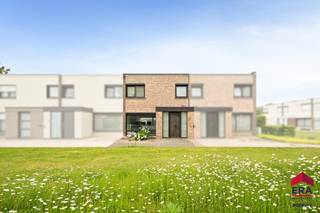 <p><strong>Te koop: gezinswoning in Deerlijk, gelegen in een rustige residentiële wijk omringd door groen.</strong></p>
<p> </p>
<p>Deze gezinswoning biedt een praktische indeling en een aangename leefomgeving. Gelegen in de Vinkenlaan, geniet u van een groene en rustige omgeving, ideaal voor gezinnen. De woning beschikt over 2 volwaardige slaapkamers en 1 kinderkamer/bureau, een garage en een ruim terras met tuinhuis. Dankzij de residentiële ligging zijn alle voorzieningen binnen handbereik, terwijl er toch kan genoten worden van privacy en rust.</p>
<p> </p>
<p><u><strong>Belangrijkste ruimtes:</strong></u></p>
<ul><li>Woonkamer met open haard</li><li>Keuken met aansluitend bergruimte</li><li>Eetkamer met zicht op de tuin</li><li>Twee volwaardige en ruime slaapkamers</li><li>1 bureauruimte of kinderkamer</li><li>Badkamer met douche en lavabo</li><li>Garage en extra berging</li><li>Ruim en zonnig terras met tuinhuis</li></ul>
<p> </p>
<p><u><strong>Troeven:</strong></u></p>
<ul><li>Rustige, groene ligging in residentiële wijk</li><li>Garage achteraan met ervoor nog mogelijkheid tot parkeren</li><li>Veel opbergruimte</li><li>Omringd door groen en een gemeenschappelijke tuin - perfect voor kindjes</li></ul>
<p> </p>
<p><strong>Neem vandaag nog contact op met Indra voor meer info of een bezoek - 0473/61.10.10.</strong></p>
<p> </p>
<p>JOUW DROOMHUIS. ZO GEVONDEN!</p>