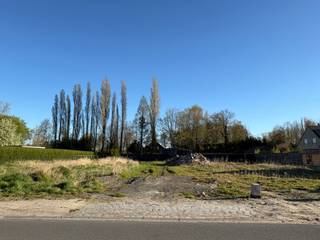 Nieuwbouw met warmtepompen!<br />Deze woningen kunnen aangekocht worden aan 6% BTW als enige eigen woning of voor 15 jaar verhuur.<br /><br />Binnenkort uw nieuwe energiezuinige thuis op een rustige ligging met vlotte bereikbaarheid naar het centrum van Maldegem en de hoofdwegen maken? Mis deze kans niet! <br />Deze locatie combineert residentieel wooncomfort met groene uitzichten en nabijheid van alle voorzieningen. <br /><br />De opbouw van deze 4 halfopen nieuwbouwwoningen wordt binnenkort gestart. <br />Op vlak van afwerking kiest u volledig zelf de keuken, badkamer, vloeren, binnendeuren, …<br />Met de aannemer zelf op de werf wordt elke stap in het bouwproces nauwgezet opgevolgd. <br /><br />De woningen zijn bijzonder degelijk opgebouwd met betonnen tussenverdieping. Ze scoren zeer goed qua energiezuinigheid dankzij de WARMTEPOMPEN met vloerverwarming, ZONNEPANELEN, superisolerende beglazing, vloer- muur- en dakisolatie, ventilatie type D,...<br /><br />De woningen zijn gelegen vlakbij centrum Maldegem. Daarnaast is er een vlotte verbinding met Antwerpen via de N49 en met het binnenland via de E40 te Aalter.<br /><br />Contacteer Bonne Vastgoed 7 op 7 voor meer info via 050/73.73.73 of info@bonnevastgoed.be