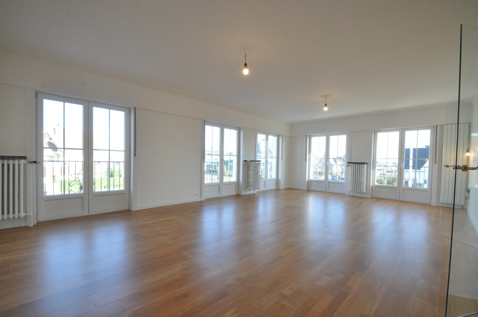 Recent vernieuwd, 3 slaapkamer appartement met zijdelings zeezicht en rondom terrassen,  in statige residentie vlakbij het Albertstrand. - foto 1