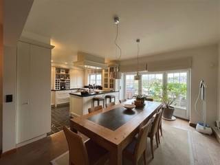 Ben je op zoek naar een pand waar je woon & werk kan combineren? Dan is deze woning misschien wel iets voor u! Deze woning is gelegen vlakbij het...