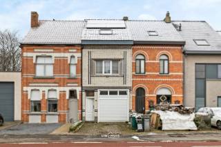 Deze instapklare gesloten bebouwing combineert ruimte, comfort en een uitstekende ligging. De woning is rustig gelegen en toch bevindt u zich op amper vier minuten van het centrum van Sint-Niklaas, met winkels, scholen en openbaar vervoer binnen handbereik.
Bij het betreden van de woning valt meteen de ruime en lichtrijke leefruimte op, waar grote raampartijen zorgen voor een aangename lichtinval. Aansluitend vindt u een functionele keuken met zicht op de gezellige stadstuin, ideaal om in alle privacy te genieten.
De woning beschikt over vier volwaardige slaapkamers en is daardoor bijzonder geschikt voor gezinnen of wie extra ruimte wenst voor bureau of hobbyruimte. Daarnaast zijn er zowel een kelder als een zolder aanwezig, wat zorgt voor extra bergruimte.
Parkeren kan vlot dankzij de inpandige garage met elektrische poort en de oprit. Met een EPC-score B, een condensatieketel, zonnepanelen, dubbele en hoogrendementsbeglazing, 20 cm dakisolatie en 20 cm muurisolatie is deze woning bovendien energiezuinig en toekomstgericht.
Met een bewoonbare oppervlakte van circa 160 m², asbestveilig attest en een praktische indeling is dit een ideale woning voor wie ruimte zoekt, zonder in te boeten aan bereikbaarheid en wooncomfort. Bel ons nu voor een afspraak op het nummer: 052/46.38.03 en wie weet tot binnenkort! 
