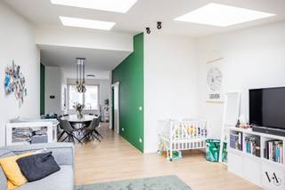Deze volledig gerenoveerde gezinswoning is rustig gelegen in het centrum van Leuven en werd in 2019–2020 grondig en toekomstgericht vernieuwd. De woning combineert hedendaags comfort met een doordachte en functionele indeling.<br /><br />Op het gelijkvloers bevinden zich de inkomhal met apart toilet, een moderne en volledig uitgeruste keuken aan de straatzijde, en achteraan de eetkamer en leefruimte met directe aansluiting op een zonnige koer.<br /><br />De eerste verdieping is ingericht als masterverdieping met een ruime slaapkamer en ensuite badkamer, voorzien van ligbad, douche, dubbele lavabo en toilet. Op de tweede verdieping bevinden zich nog twee slaapkamers, elk met een lavabo op de kamer, met daartussen een tweede badkamer met douche en toilet.<br /><br />De derde verdieping vormt een absolute troef met een ruim en zonnig dakterras, een zeldzame buitenruimte midden in de stad.<br /><br />De woning beschikt over een bewoonbare oppervlakte van ca. 150 m², een EPC B en is technisch volledig in orde met vernieuwd dak, conforme elektriciteit en asbestattest. Er is tevens een kelder aan de woning. Een parkeerplaats kan gehuurd worden in de onmiddellijke omgeving.<br /><br />Ben je op zoek naar een instapklare, moderne woning met karakter op een toplocatie in Leuven? Contacteer ons voor meer info of een bezoek ter plaatse.