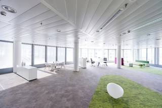 Het voormalige Lotto gebouw liet plaats voor het 50 meter hoge "Central Plaza" gebouw waarvan de architectuur werd toevertrouwd aan de Art &amp; Build ingenieursbureau. Het gebouw werd gebouw in 2006, heeft 15 verdiepingen. De kantoren zijn georganiseerd rond een centrale kern met veel natuurlijk lichtinval. De gelijkvloers bestaat uit meerdere multifunctionele ruimtes waaronder de receptie. Het gebouw is gesitueerd naast het Centraal Station, halverwege tussen "uptown" en "downtown" Brussel. Op wandelafstand van de grote markt en Warande park, dichtbij horeca en winkels.