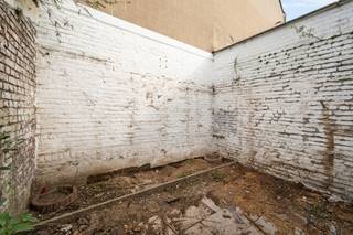 Ontdek deze te renoveren woning met 3 slk en stadsterras te Ronse, gelegen nabij het centrum van Ronse en de invalswegen. Ideaal als investering !...