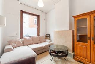 <p>Deze woning in Gent biedt een interessante opportuniteit voor eigen bewoning, studerende kinderen of als investering. Dankzij de centrale ligging nabij handelszaken, openbaar vervoer en belangrijke invalswegen geniet u van een vlotte bereikbaarheid in een residentiële omgeving. De woning beschikt over een functionele indeling met leefruimte, keuken, badkamer en 2 slaapkamers. Bovendien kan de woning opgefrist worden naar eigen smaak, waardoor u de kans krijgt om ze volledig naar uw wensen in te richten. Een interessante eigendom voor wie op zoek is naar een huis met potentieel in Gent.</p>
<p>Belangrijkste ruimtes:<br />• Inkomhal met toegang tot de verschillende leefruimtes<br />• Woonkamer met aangename lichtinval<br />• Keuken<br />• Badkamer<br />• 2 slaapkamers met diverse indelingsmogelijkheden<br />• Berging voor extra opslagruimte</p>
<p>Troeven:<br />• Interessant voor eigen bewoning, studerende kinderen of investering<br />• Centrale ligging nabij ziekenhuis, handelszaken en invalswegen<br />• Op te frissen woning met mogelijkheden naar eigen smaak</p>
<p>Neem vandaag nog contact op met je ERA-makelaar voor een bezoek. JOUW DROOMHUIS. ZO GEVONDEN!</p>