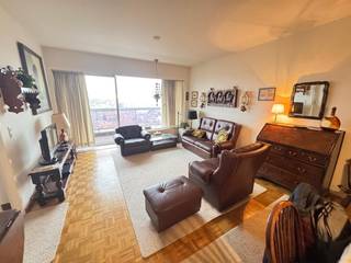 Appartement op centrale ligging in Merksem vlakbij winkels, openbaar vervoer, scholen,...Indeling van het appartement:Woonkamer: +/- 30m²...