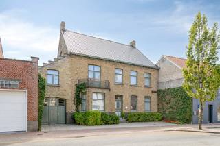Deze uitstekend onderhouden woning, gebouwd in 1930, beschikt over een royale bewoonbare oppervlakte van 282 m² op een perceel van 700 m². Dankzij het EPC-label D geldt bovendien geen renovatieverplichting, waardoor u onmiddellijk kunt genieten van deze prachtige eigendom.<br /><br />Bij het betreden van de woning springen de vele authentieke elementen meteen in het oog. De hoge plafonds, karaktervolle afwerking en royale ruimtes zorgen voor een warme en stijlvolle sfeer die perfect wordt gecombineerd met het uitstekende onderhoud door de huidige eigenaars.<br /><br />Met maar liefst zeven volwaardige slaapkamers biedt deze woning uitzonderlijk veel ruimte, ideaal voor grote gezinnen, een vrij beroep of wie op zoek is naar extra kamers voor hobby's of thuiswerk.<br /><br />Ook de buitenomgeving vormt een absolute troef. Achteraan bevindt zich een verzorgde en aangename tuin met een vijver en een praktisch bijgebouw, waar u in alle rust kunt genieten van het groen. Via de zijpoort beschikt u bovendien over een handige doorgang naar de tuin, wat extra comfort biedt voor fietsen, tuinmateriaal of ander materiaal.<br /><br />De ligging is eveneens een belangrijk pluspunt. U geniet hier van een vlotte verbinding naar Roeselare, de belangrijkste invalswegen en de Belgische kust, terwijl alle dagelijkse voorzieningen zoals winkels, scholen en openbaar vervoer zich in de nabije omgeving bevinden.<br /><br />Kortom, een uitzonderlijke karakterwoning waar ruimte, authenticiteit, een uitstekende staat van onderhoud en een gunstige ligging perfect samenkomen.<br /><br />De eigendom wordt aangeboden via de Pre-sale formule. Van 24/08/2026 om 09:00 tot 29/08/2026 om 12:00 kan u het huis op afspraak komen bezichtigen en een bod uitbrengen. De vermelde prijs is een instelprijs. Voor meer info, gelieve contact op te nemen met de dossierverantwoordelijke.<br /><br />Bestuursmaatregelen in het maatregelenregister: nee
