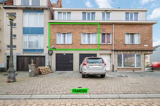 Op zoek naar een instapklaar appartement vlak bij zee? Ontdek dit charmante en verzorgde 2-slaapkamerappartement in de Klaprozenlaan 60 te Mariakerke, op slechts enkele stappen van de zeedijk. De zeer aangename ligging combineert rust met directe nabijheid van winkels, openbaar vervoer en strand – ideaal als vaste woonst, tweede verblijf of investering.<br /><br />🏠 Indeling<br /><br />Het appartement verwelkomt u met een lichte en ruime woonkamer, waar grote ramen zorgen voor een open en zonnig gevoel. De praktische keuken sluit perfect aan bij de leefruimte en is voorzien van alles wat u nodig heeft voor dagelijks comfort.<br /><br />Verder beschikt het appartement over twee volwaardige slaapkamers en een verzorgde badkamer. Alles is instapklaar, waardoor u enkel nog uw koffers hoeft te pakken.<br /><br />🚗 Extra troeven<br /><br />Privéplaats voor de auto – een echte meerwaarde aan zee<br /><br />Instapklaar en goed onderhouden<br /><br />Veel natuurlijke lichtinval<br /><br />Toplocatie: vlak bij de zeedijk, winkels en tramhalte<br /><br />Ideaal als vaste woonst, vakantieverblijf of investeringsvastgoed<br /><br />📍 Ligging<br /><br />De Klaprozenlaan bevindt zich in een rustige zijstraat van de zeedijk in Mariakerke, een van de meest geliefde badplaatsen van de Belgische kust. Hier geniet u van de perfecte combinatie van ontspanning, bereikbaarheid en comfort.