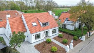 In het schilderachtige Lissewege, op wandelafstand van het dorpscentrum en de kerk, bevindt zich deze smaakvol gerenoveerde open bebouwing op...