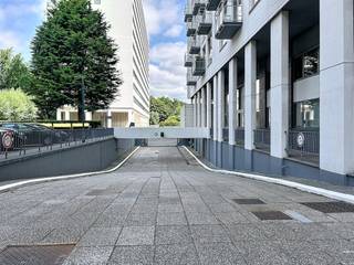 Om de staanplaats te bereiken, passeer je eerst een beveiligde slagboom. Vervolgens biedt een solide garagepoort toegang tot de ondergrondse parkeergarage zelf. <br /><br />Afmetingen: <br />5,6 m x 2,43 m<br /><br /><br />Ben jij geïnteresseerd in deze autostaanplaats te koop in Wilrijk? Aarzel dan niet om contact met ons op te nemen. Had u graag uw eigen eigendom te koop aangeboden bel ons op 03/206.76.76 of mail naar wilrijk@dewaele.com. Wij helpen u graag verder met al uw vragen over vastgoed! Contacteer ons gerust voor meer info.<br /><br />Bestuursmaatregelen in het maatregelenregister: in aanvraag