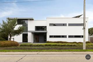 Meer info via homixx.be of via 016 199 344Ontdek deze stijlvolle moderne villa in Schriek, waar luxe, comfort en een prachtig uitzicht samenkomen. De...