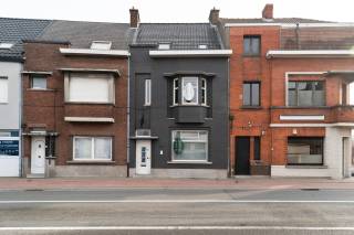 Deze ruime burgerwoning bevindt zich langs de Gaversesteenweg in de nabijheid van het Driespoort shopping center. De woning omvat op het gelijkvloers inkom met vestiaire en toilet, leefruimte in verschillende compartimenten, bureel, kelder, ingerichte professionele keuken, ruime bergplaats, aangenaam overdekt terras, koer en dubbele garage. Op de verdiepingen zijn er 5 slaapkamers en een ingerichte badkamer. De woning werd door de jaren opgewaardeerd met een gevel- en dakrenovatie, de elektriciteit is conform en de verwarming gebeurt aan de hand van centrale verwarming met aardgas.
Deze woning kan zowel dienst doen als ruime gezinswoning met een bewoonbare oppervlakte van 219m² als een commerciële invulling krijgen (bureel, praktijk, restaurant,...) of een combinatie van beide.
Bijzonder goede mobilteitsscore (8,5/10) met schitterende bereikbaarheid naar openbaar vervoer (station Deinze), winkels, scholen, ontspanning en verbindingswegen (E17).
INSTELPRIJS: € 450 000,00
Bel snel voor een bezoek aan deze karaktervolle woning met mooie authentieke accenten:
Alina 0484 11 04 90