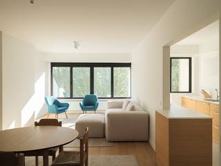 <span><strong>Smaakvol gerenoveerd 2-slaapkamer appartement met twee terrassen, gelegen op de vijfde verdieping van een kleinschalige residentie aan de gegeerde Coupure.</strong><br /><br />Dit smaakvol gerenoveerde 2-slaapkamerappartement (ca. 85 m²) bevindt zich op een hogere verdieping van een kleinschalige en goed onderhouden residentie aan de Coupure Rechts. Hier geniet u van een aangename lichtinval en een open zicht op water. <br /><br />Het appartement (EPC B-label) werd in 2024 met oog voor detail en kwaliteit gerenoveerd </span>en is sindsdien nog niet bewoond.<br /><br />De indeling is doordacht en praktisch, met het slaapgedeelte aan de rustige achterzijde waar u geniet van de ochtendzon, en de leefruimte vooraan die baadt in het licht van de namiddag- en avondzon. Het ventilatiesysteem type C+ en de externe zonnewering verhogen het leefcomfort. <br /><br /><span>Extra troeven zijn de twee terrassen, aan de voor-en achterzijde, ideaal om op elk moment van de dag van de zon te genieten. <br /><br />Verder beschikt het appartement over een zeer ruime kelderberging, wat zorgt voor extra opslagmogelijkheden. Parkeren kan vlot in de straat.<br /><br /><strong>Kortom, een ideale opportuniteit voor wie op zoek is naar een kwalitatief, lichtrijk en instapklaar appartement op een topligging in Gent.</strong></span><br /><br />Er zullen dit jaar onderhoudswerken uitgevoerd worden aan het gebouw. We informeren u graag verder. <br /> 