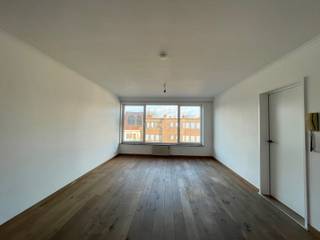 TWEEDE VERDIEPINGInstapklaar appartement in het centrum van de gemeente Westmalle. Inkom, woonkamer op parket met veel lichtinval. Ingerichte keuken...