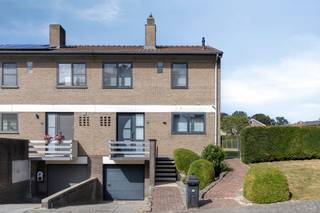 Op zoek naar een woning met veel ruimte, karakter en een toplocatie? Dan is deze 3-gevelwoning in de Reinaertstraat in Dilbeek zeker een bezoekje waard. Het eerste wat opvalt wanneer u binnenstapt, is de enorme lichtinval wat zorgt voor een warme en aangename sfeer in elke kamer.<br /><br />U komt binnen in een ruime inkomhal met apart toilet. Van daaruit stapt u de leefruimte binnen, een lichtrijke living die alle mogelijkheden biedt om te zitten, eten en ontspannen naar eigen smaak. De keuken is apart ingedeeld, wat u de troef van een gezellige, afgesloten kookruimte geeft. Via de keuken is er een trap die ons brengt naar de garage en de kelder, ideaal voor extra stockage, een wasplaats of hobbyruimte.<br /><br />Op de eerste verdieping bereikt u via de nachthal drie kamers en de badkamer. Dat maakt de woning zeer geschikt voor een gezin of voor wie graag een extra kamer wil inrichten als bureau of logeerkamer. Vanuit de nachthal is er een zolderluik die u toegang geeft tot de zolder, deze kan u perfect gebruiken als opbergruimte.<br /><br />De woning is gelegen in een rustige woonstraat in Dilbeek, aan de rand van Brussel, en beschikt over een uitstekende bereikbaarheid. Met een Mobiscore van 8,3/10, verplaatst u zich hier moeiteloos, of u nu kiest voor de wagen, het openbaar vervoer of de fiets. De invalswegen richting Brussel en de grote verkeersassen liggen vlakbij, en ook winkels, scholen, horeca en andere dagelijkse voorzieningen zijn vlot bereikbaar. Wie van de natuur houdt, vindt in de buurt mooie wandel- en fietsroutes richting het groene Pajottenland.<br /><br />Qua energie biedt de woning nog heel wat potentieel. Volgens het EPC-verslag kan mits het isoleren van het dak een EPC-label D worden behaald. Dat is een mooie kans voor wie het wooncomfort wil verhogen, de energiekosten wil drukken en de waarde van de woning verder wil laten stijgen.<br /><br />Kortom: een ruime, lichtrijke woning met een praktische indeling, kelder, garage en zolder, in een buurt met een uitstekende ligging en veel mogelijkheden. Interesse of wil u graag een bezoek plannen? Grijp deze kans en contacteer Nils via 0497 248 251 of per e-mail via dilbeek@weinvest.be.