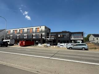 Ruim en aangenaam duplexappartement met 2 slaapkamers en 3 terrassenHet appartement omvat op eerste verdieping een inkom met mogelijkheid vestiaire,...