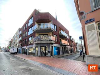 Op wandelafstand van de Grote Markt en vlakbij alle voorzieningen treffen we dit instapklaar appartement. Het bevindt zich op de derde verdieping en is bereikbaar via trap/lift. In onderstaande wordt de indeling toegelicht alsook enkele interessante weetjes.<br /><br /><strong>Indeling van het appartement</strong><br />Inkomhal (1,5 m²) met gastentoilet (1 m²), lichtrijke woon- en eetkamer (25 m²) met open keuken (6 m²). De keuken is voorzien van een vaatwasser, anderhalve spoelbak, keramische kookplaat, dampkap, koelkast en oven. Bij de keuken is er nog een berging (2 m²). Daarnaast hebben we nog de slaapkamer (10 m²) en badkamer (3 m²) met enkelvoudig wasmeubel en douche.<br /><br /><strong>Kenmerken</strong><br />▪︎ Groot terras van maar liefst +/- 34 m²<br />▪︎ Ondergrondse staanplaats<br />▪︎ Gemeenschappelijke afvalberging<br /><br />De huurprijs bedraagt <strong>€675/maand, namelijk € 625 huur + € 50 gemeenschappelijke kosten.</strong><br />Intrede: overeen te komen<br />Meer informatie of een vrijblijvend bezoek? Vul de inlichtingsfiche in op onze website: www.minthus.be