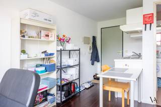 ENKEL VOOR STUDENTEN!<br /><br />In het centrum van Leuven, op wandelafstand van verschillende faculteiten, Campus Gasthuisberg, winkels, openbaar vervoer en tal van ontspanningsmogelijkheden, bevindt zich deze verzorgde studentenstudio op de derde verdieping van residentie Erasmushof. Een ideale uitvalsbasis voor studenten die comfortabel en centraal willen wonen in Leuven.<br /><br />De studio is praktisch ingericht en wordt gemeubeld verhuurd. Ze beschikt over een eigen badkamer met lavabo, douche en toilet, evenals een eigen keukentje. Dankzij de aanwezige meubels is de studio volledig instapklaar. Het gebouw beschikt bovendien over een lift.<br /><br />Bewoners kunnen gebruikmaken van de gemeenschappelijke fietsenstalling en koer. Residentie Erasmushof is een verzorgde en rustige studentenresidentie op een bijzonder centrale locatie.<br /><br />De studio is beschikbaar vanaf 1 september en wordt verhuurd aan € 595 per maand. In deze huurprijs zijn de gemeenschappelijke kosten en internet inbegrepen. Daarnaast wordt een maandelijkse provisie van € 25 voor water aangerekend. Het individuele elektriciteitsverbruik is ten laste van de huurder.<br /><br />Nog op zoek naar een gezellige studentenstudio voor academiejaar 2026-2027 op een toplocatie in Leuven? Contacteer ons gerust voor meer informatie of een bezoek ter plaatse.