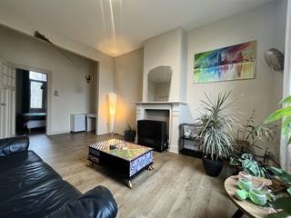 Volledig gerenoveerd appartement. Het beschikt over 1 slaapkamer, 1 badkamer met douche, een ruime living en een keuken voorzien van toestellen. Provisie water en minuterie zijn inbegrepen in de huurprijs.